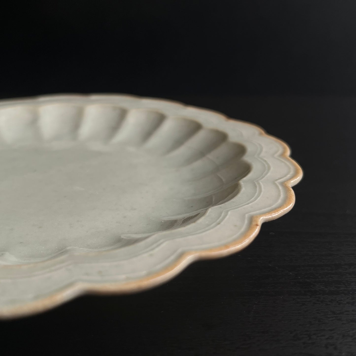 白磁輪花リム平皿