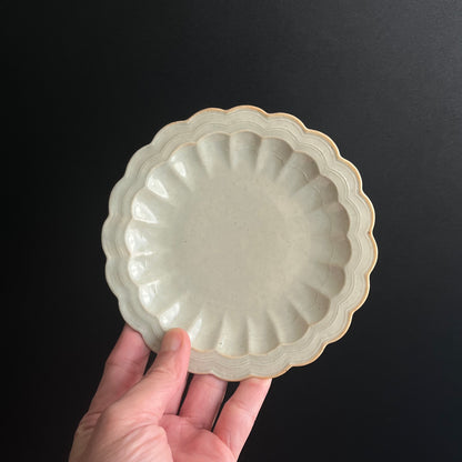 白磁輪花リム平皿