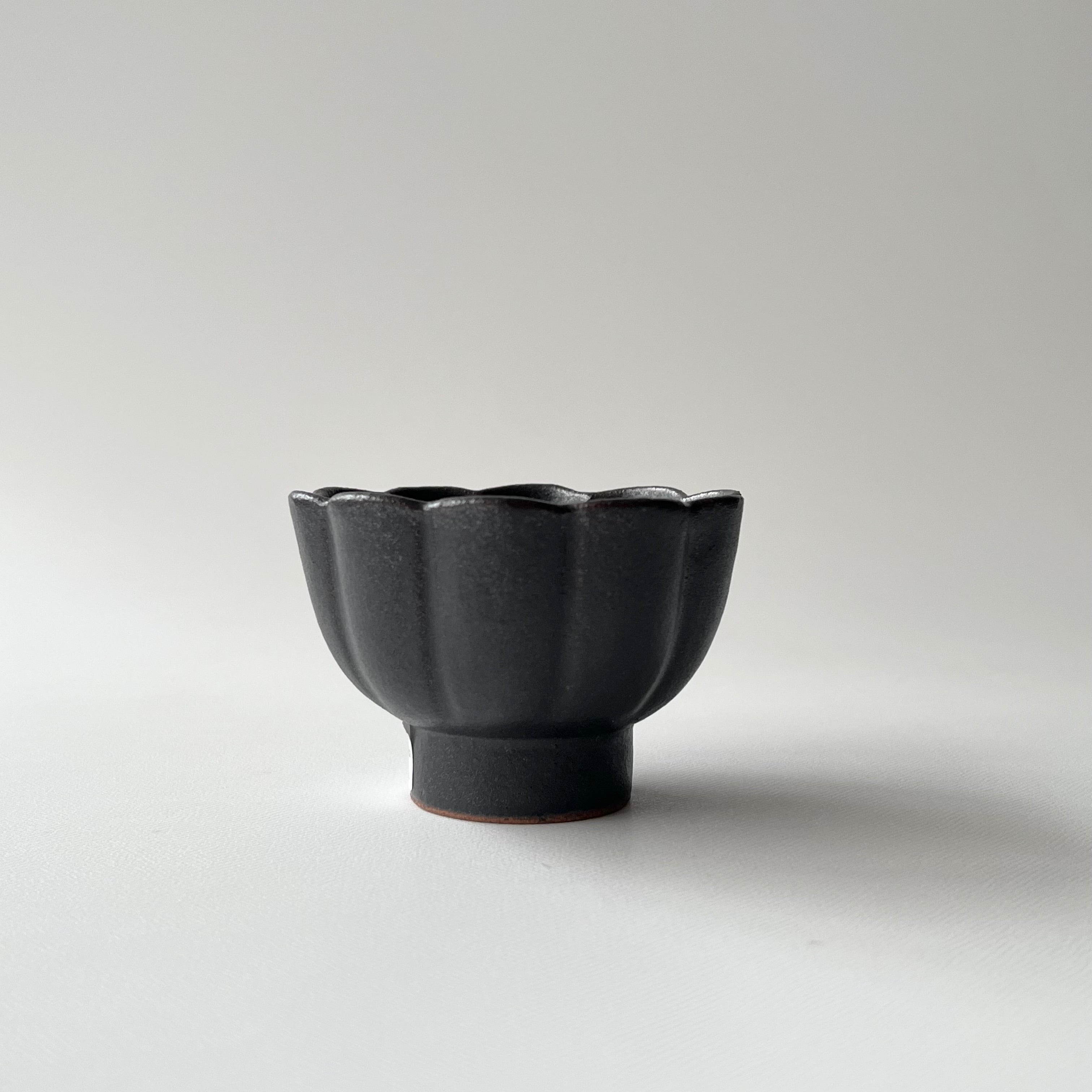 石田千比呂作 穴窯 片口大鉢 共箱 作家物 焼き物 骨董品 コレクション 黒釉菊小鉢｜石田裕哉｜通販 – dandeliOn