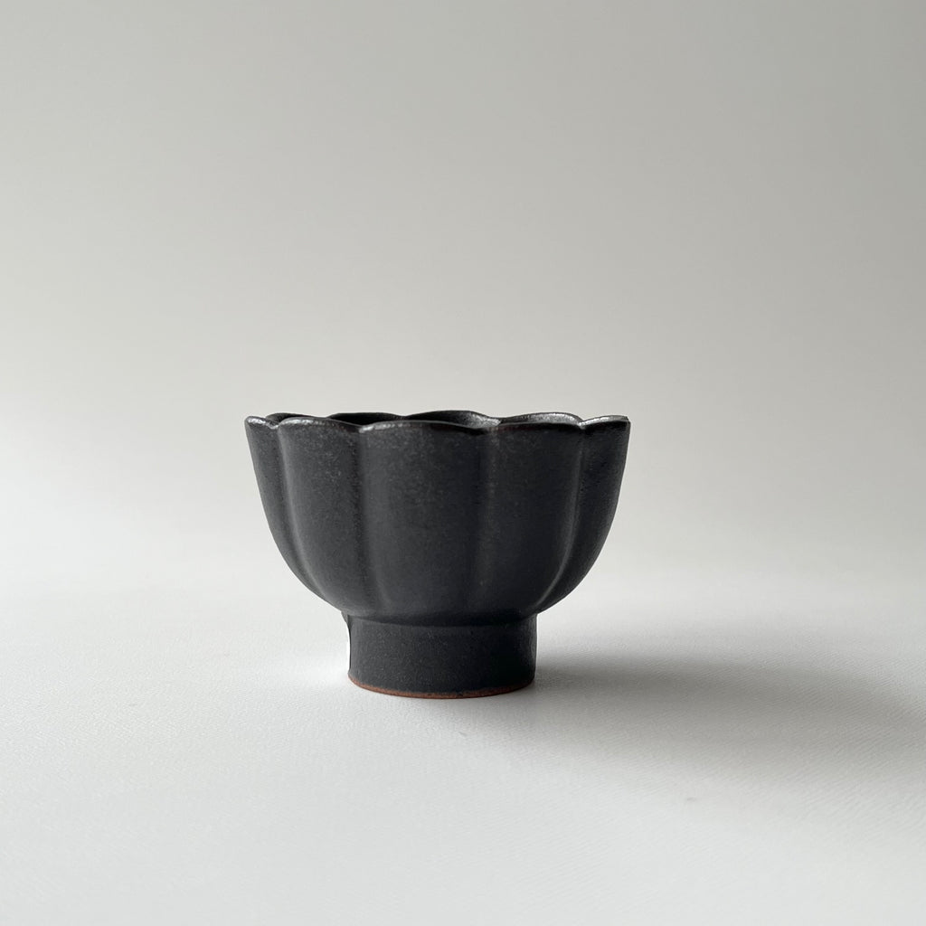 黒釉菊小鉢