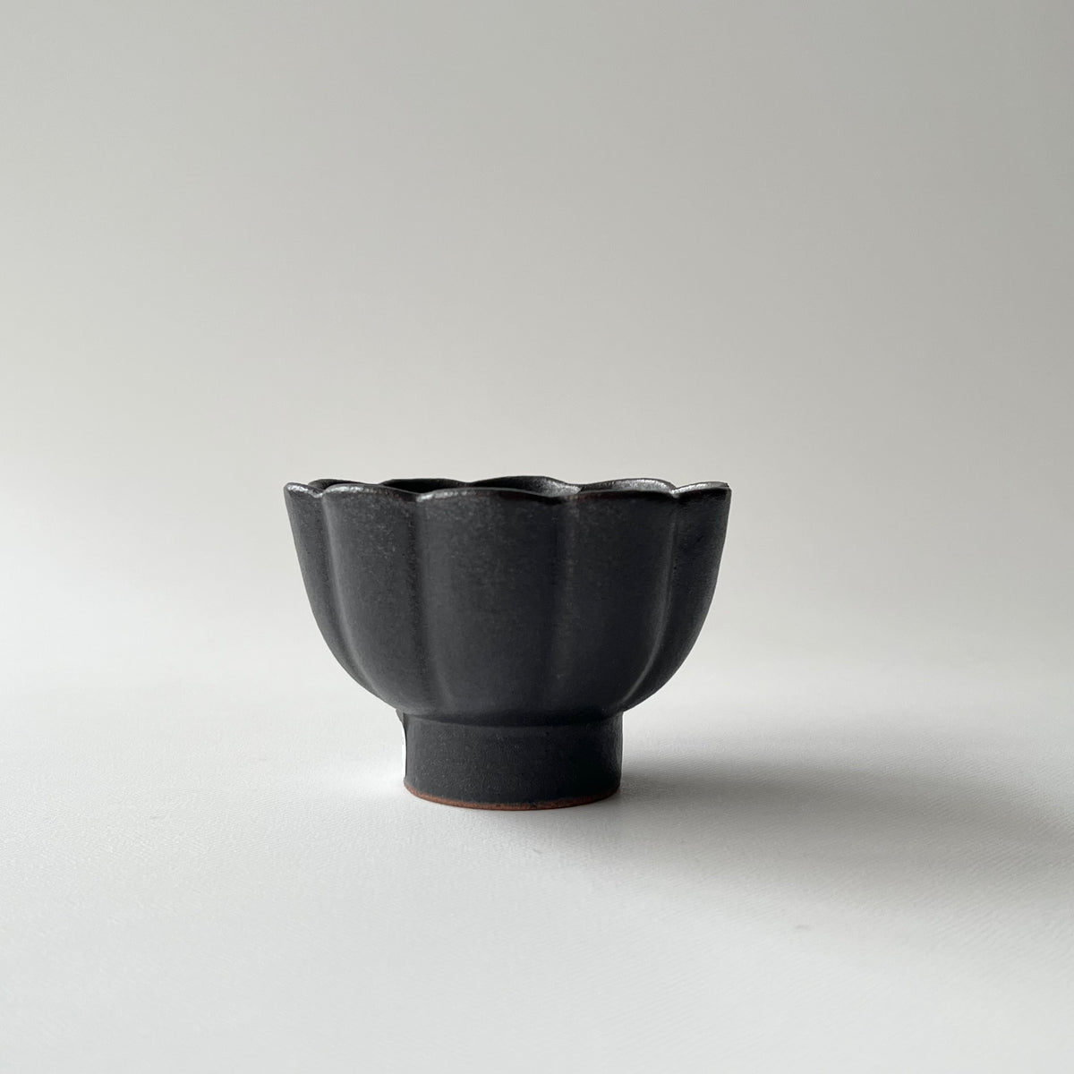黒釉菊小鉢