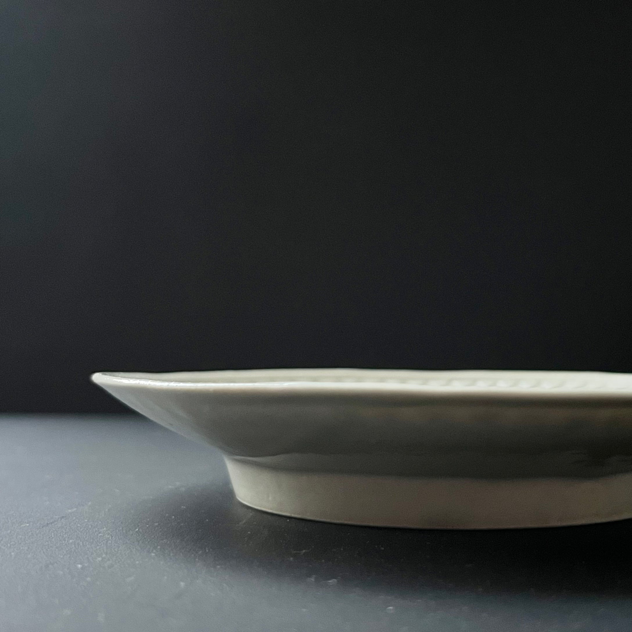 白磁菖蒲文皿 - dandeliOn