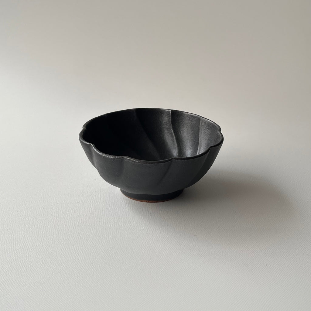 黒釉捻り菊鉢　小