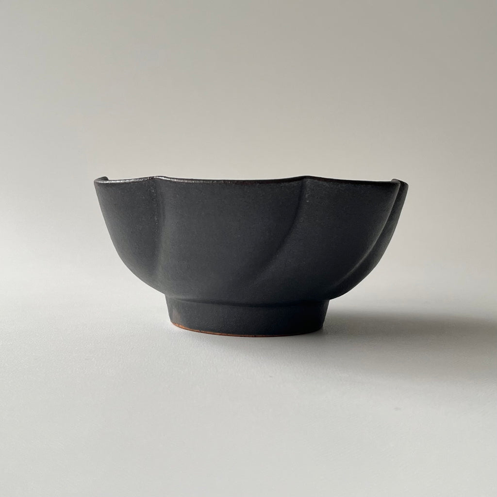 黒釉捻り菊鉢　中