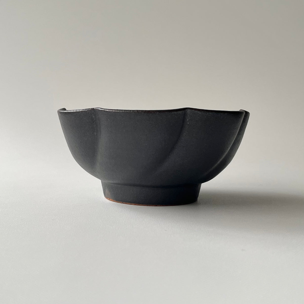 黒釉捻り菊鉢　中