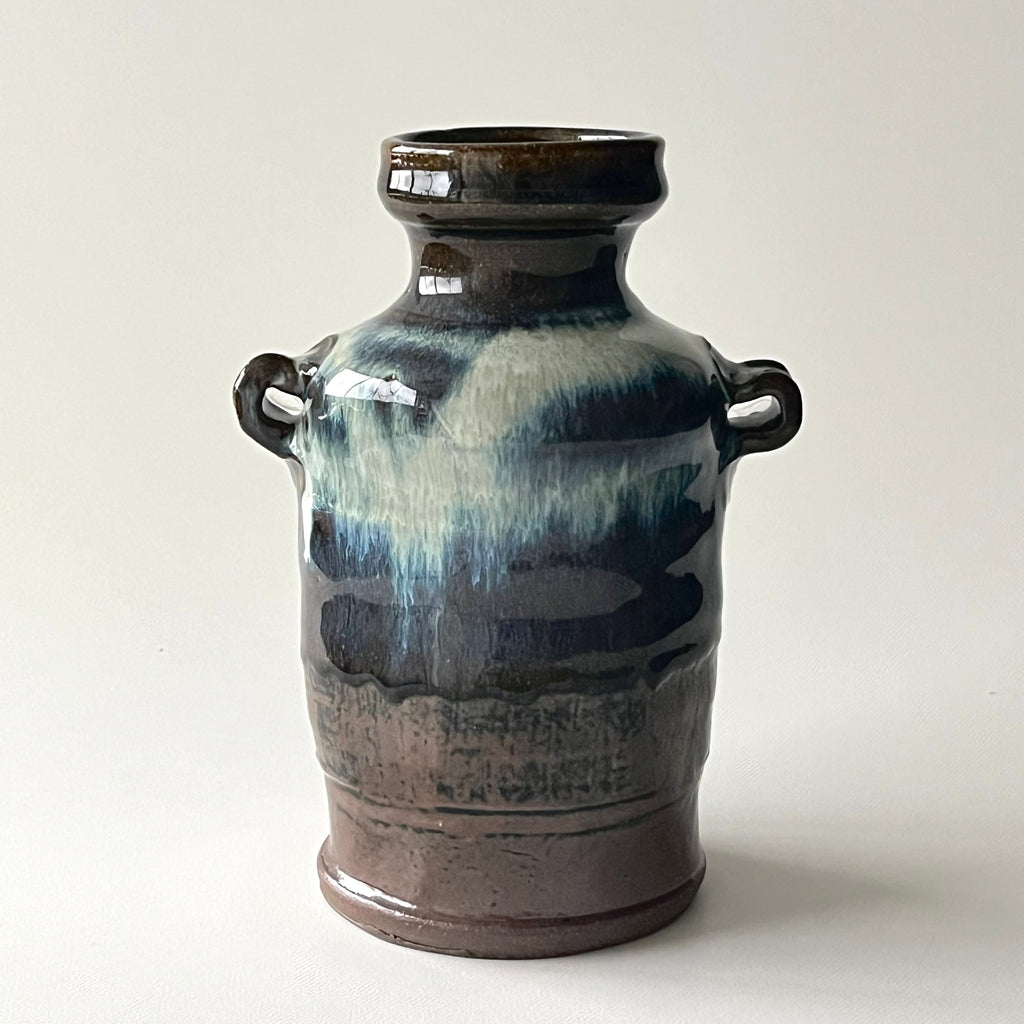 青小代耳付花入