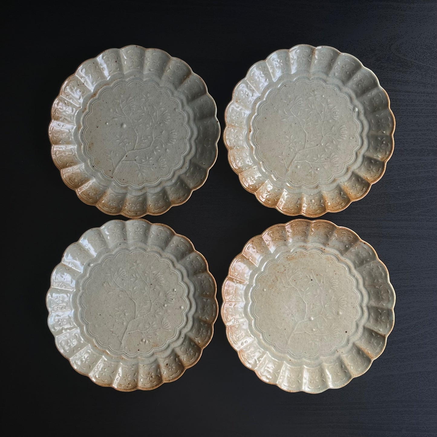 青磁花文菊平皿