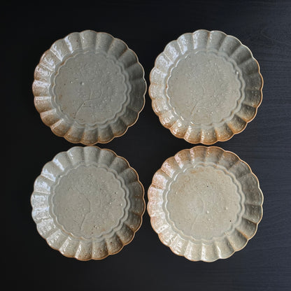 青磁花文菊平皿