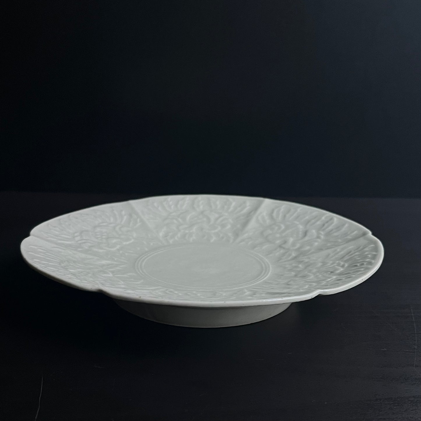 白磁陽刻輪花皿