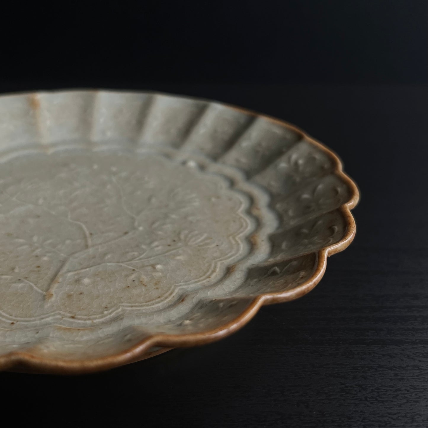 青磁花文菊平皿