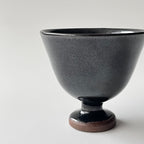 鉄釉高圷酒盃