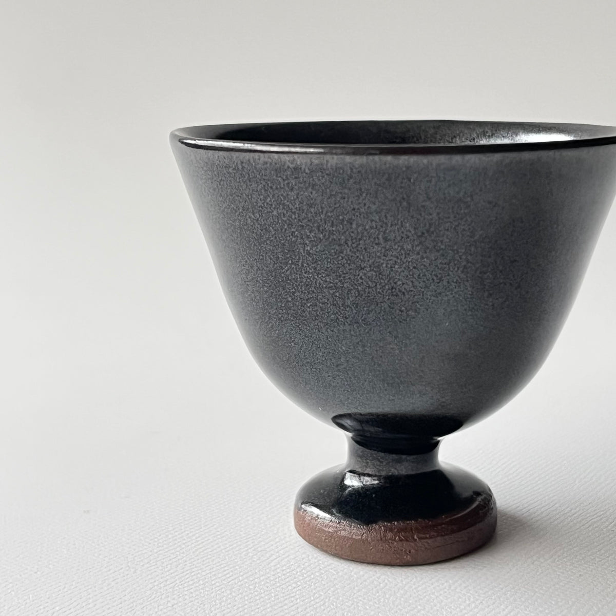 鉄釉高圷酒盃
