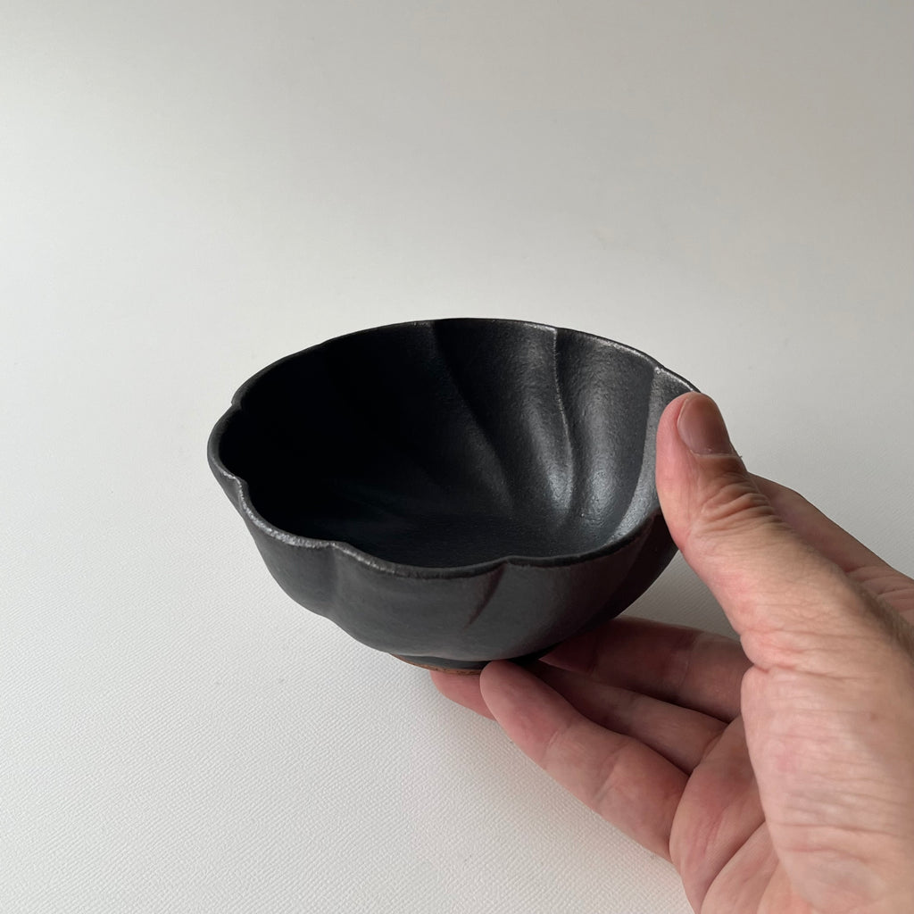 黒釉捻り菊鉢　小
