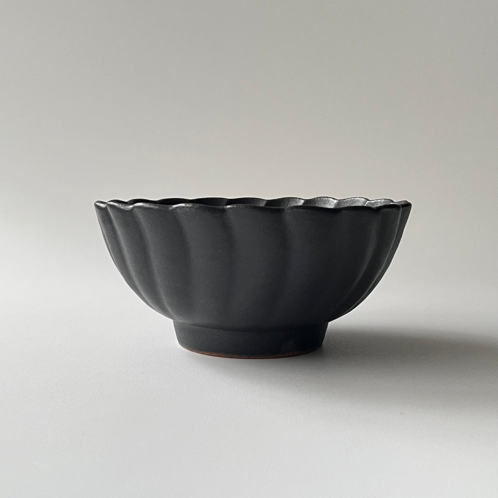 黒釉捻り菊鉢　大