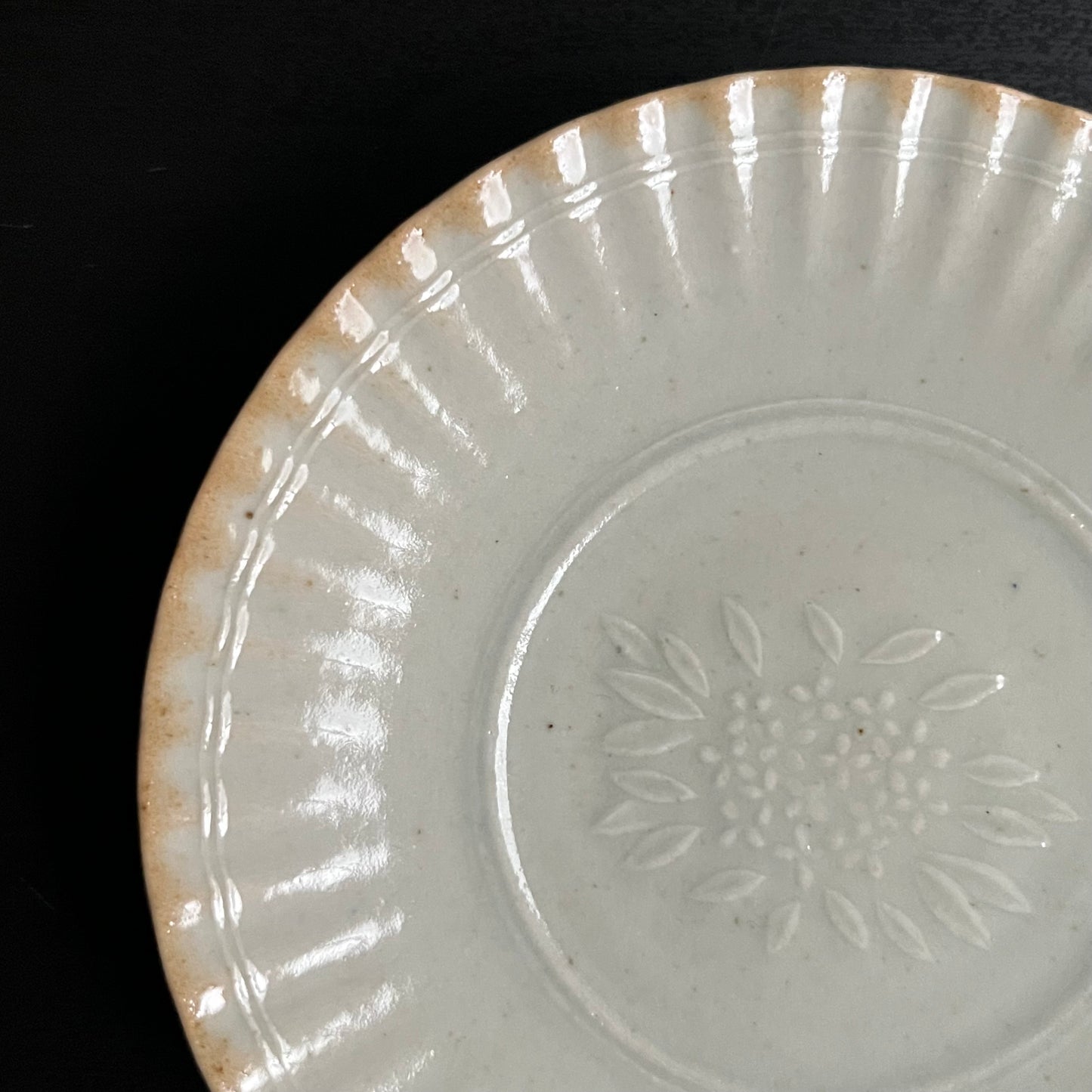 白磁金木犀文小皿