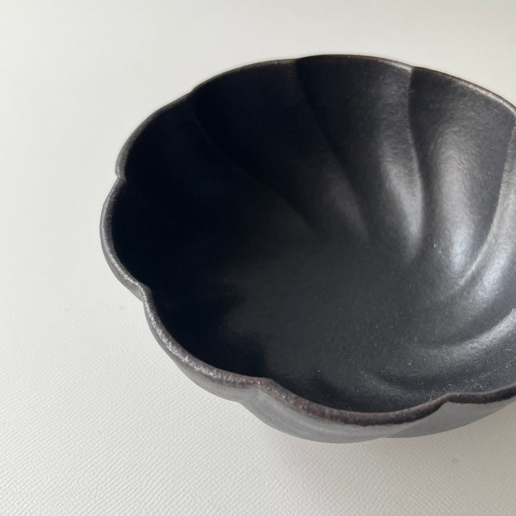 黒釉捻り菊鉢　小