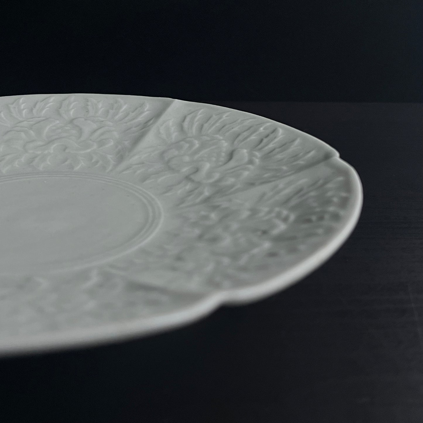 白磁陽刻輪花皿