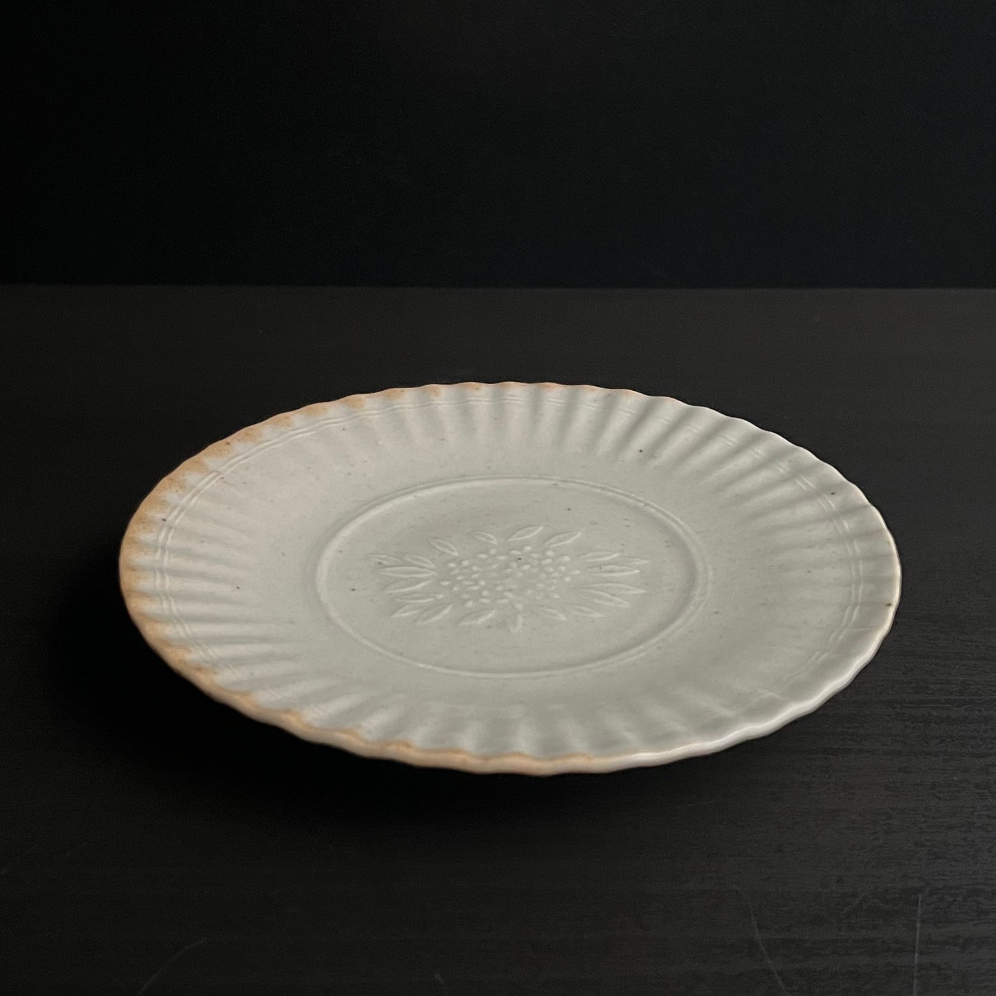 白磁金木犀文小皿