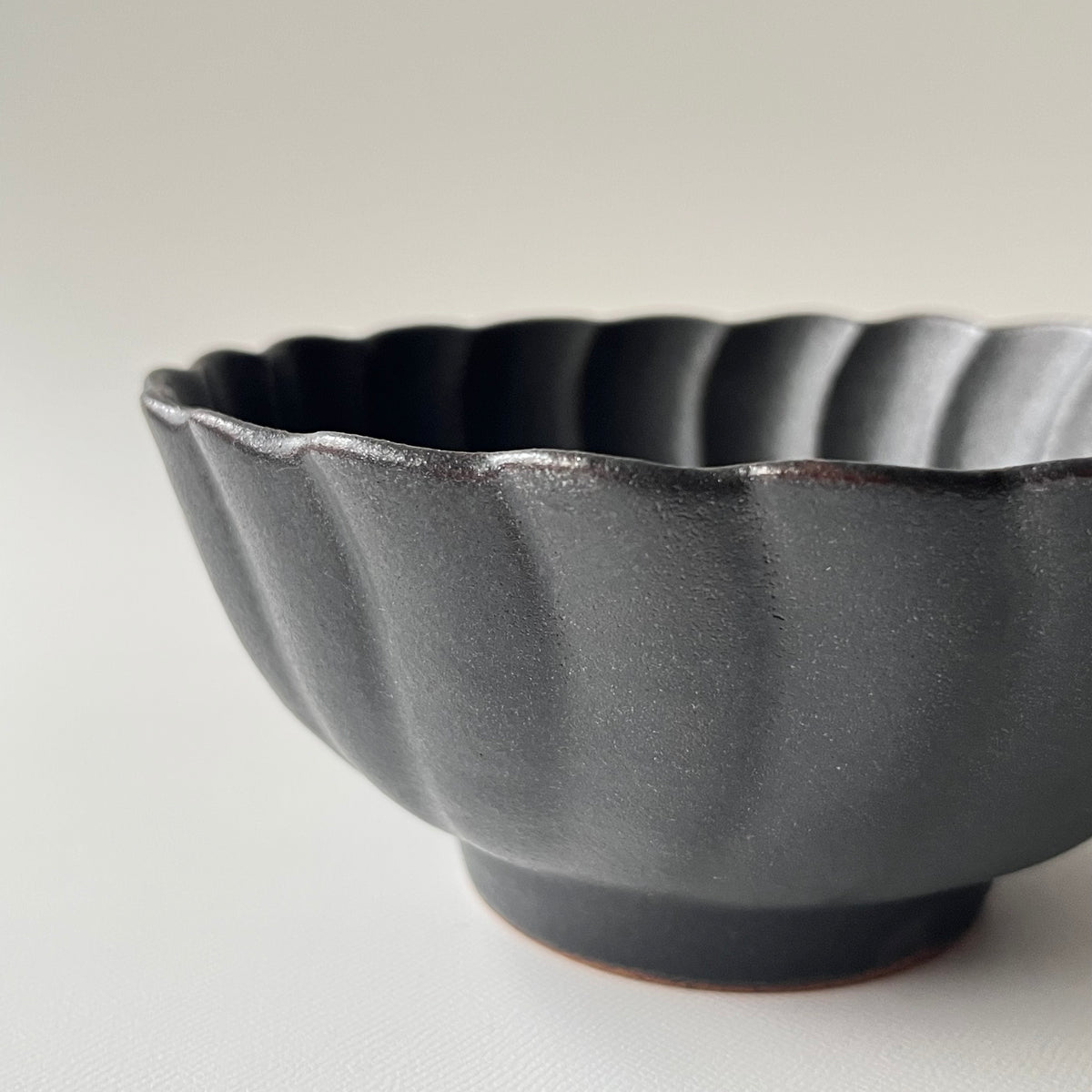 黒釉捻り菊鉢　大