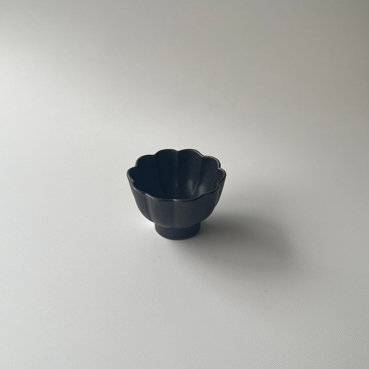 黒釉菊小鉢