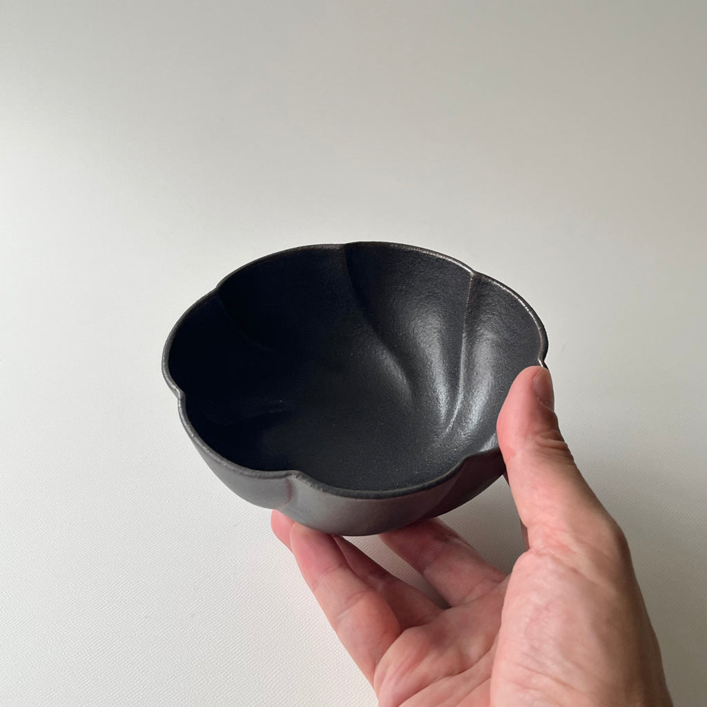 黒釉捻り菊鉢　中