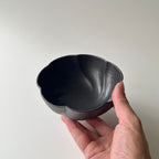 黒釉捻り菊鉢　中