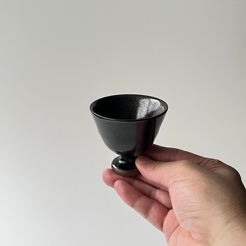 鉄釉高圷酒盃