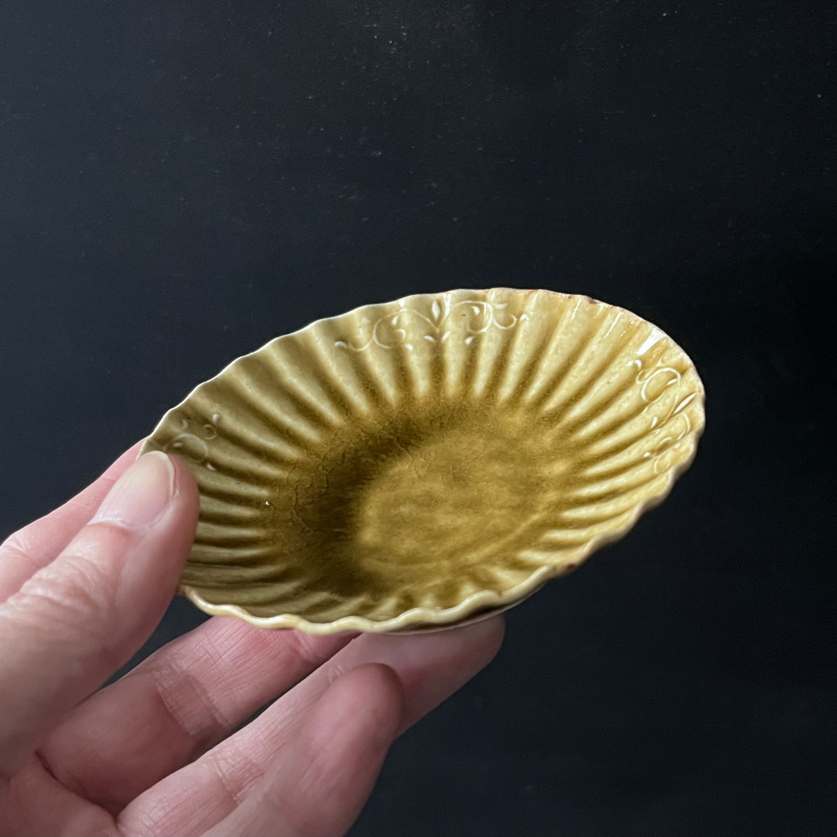 灰釉輪花小皿｜滝室窯 | 石田裕哉｜通販 – dandeliOn