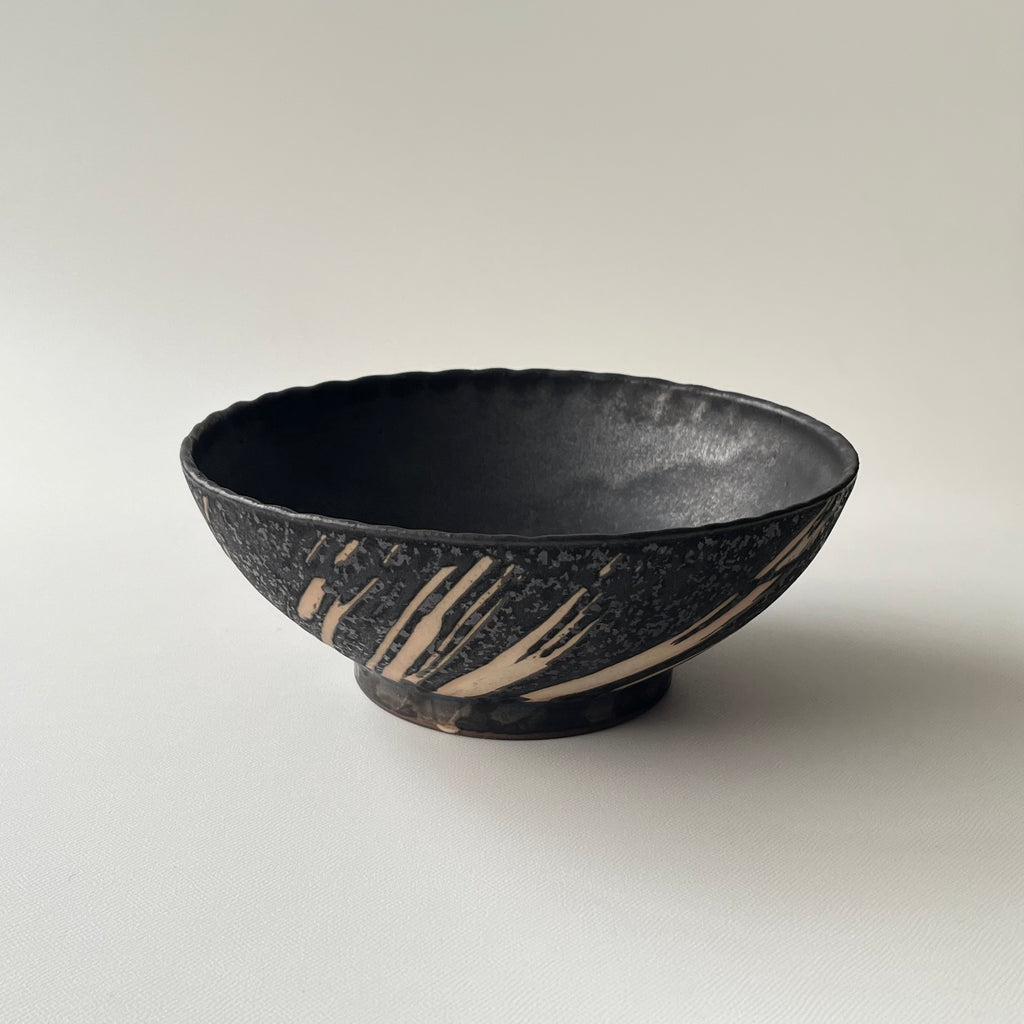 白線文様黒釉ボウル