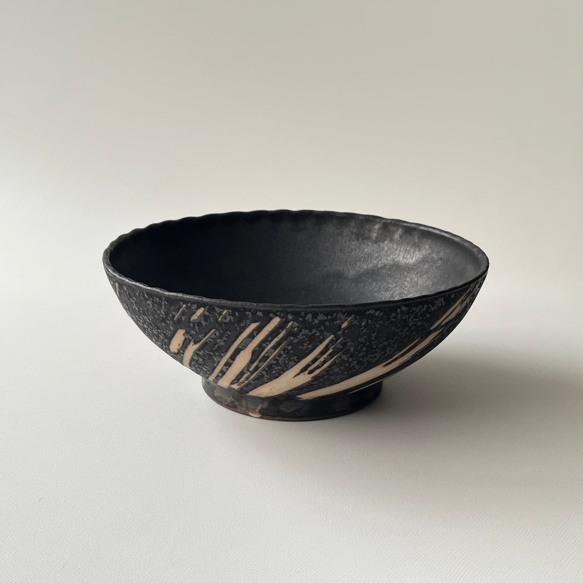 白線文様黒釉ボウル