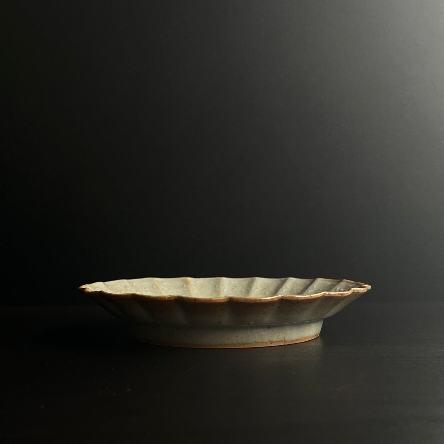 青磁花文菊平皿