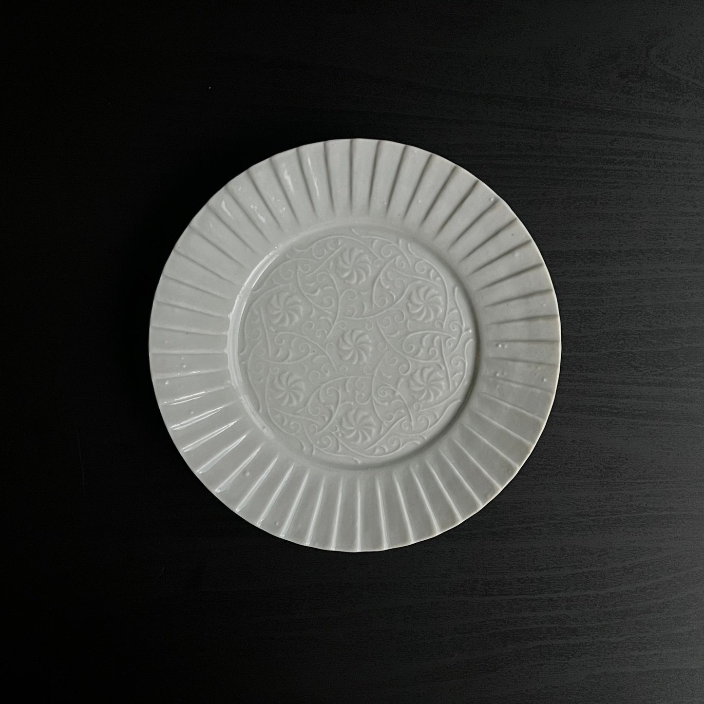 白磁草花文輪花皿