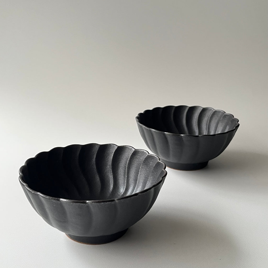 黒釉捻り菊鉢　大