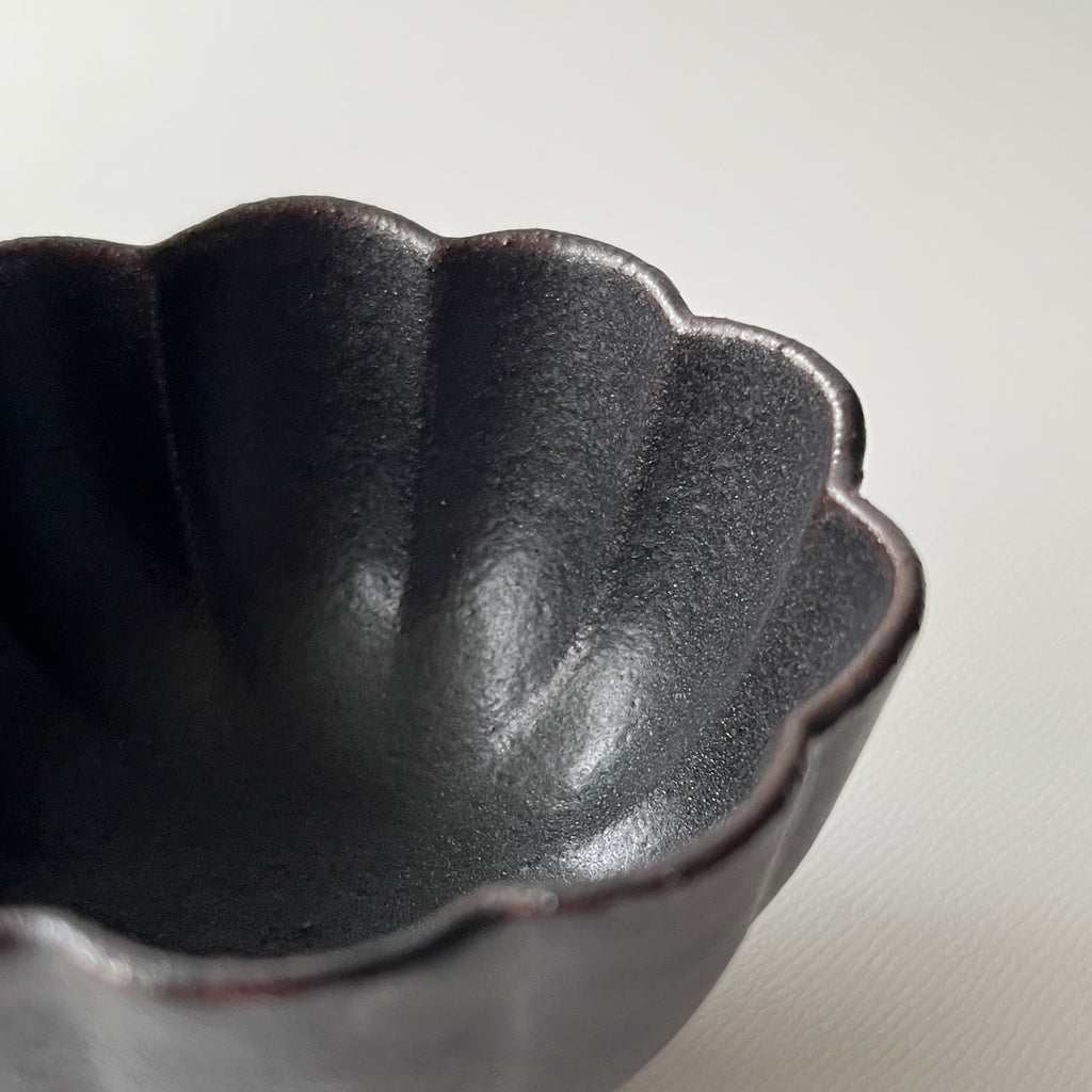 黒釉菊小鉢