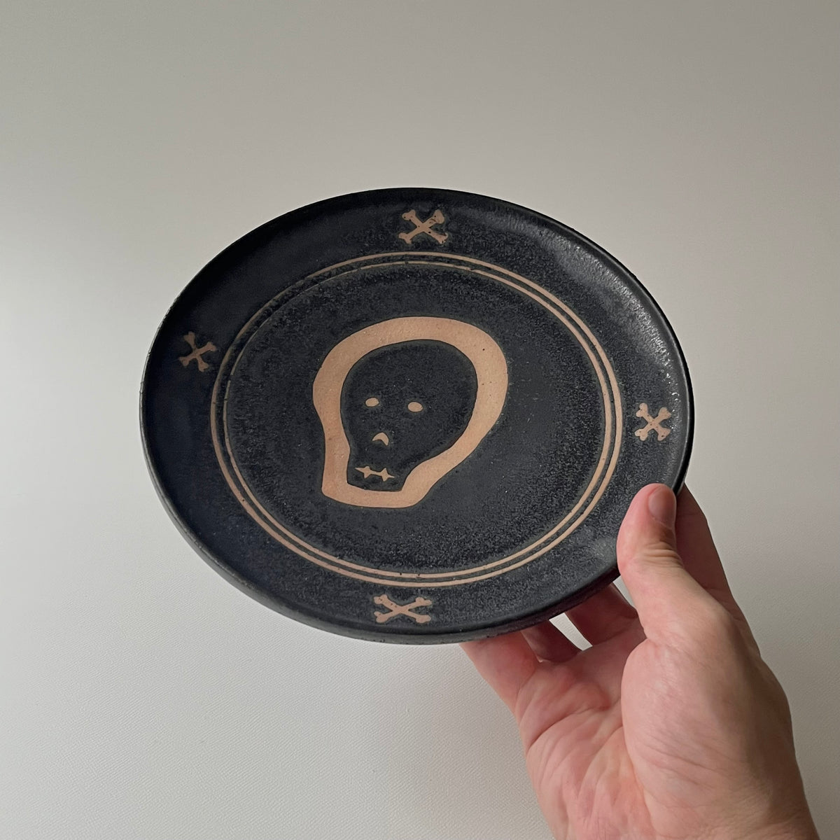 白線文様黒釉皿