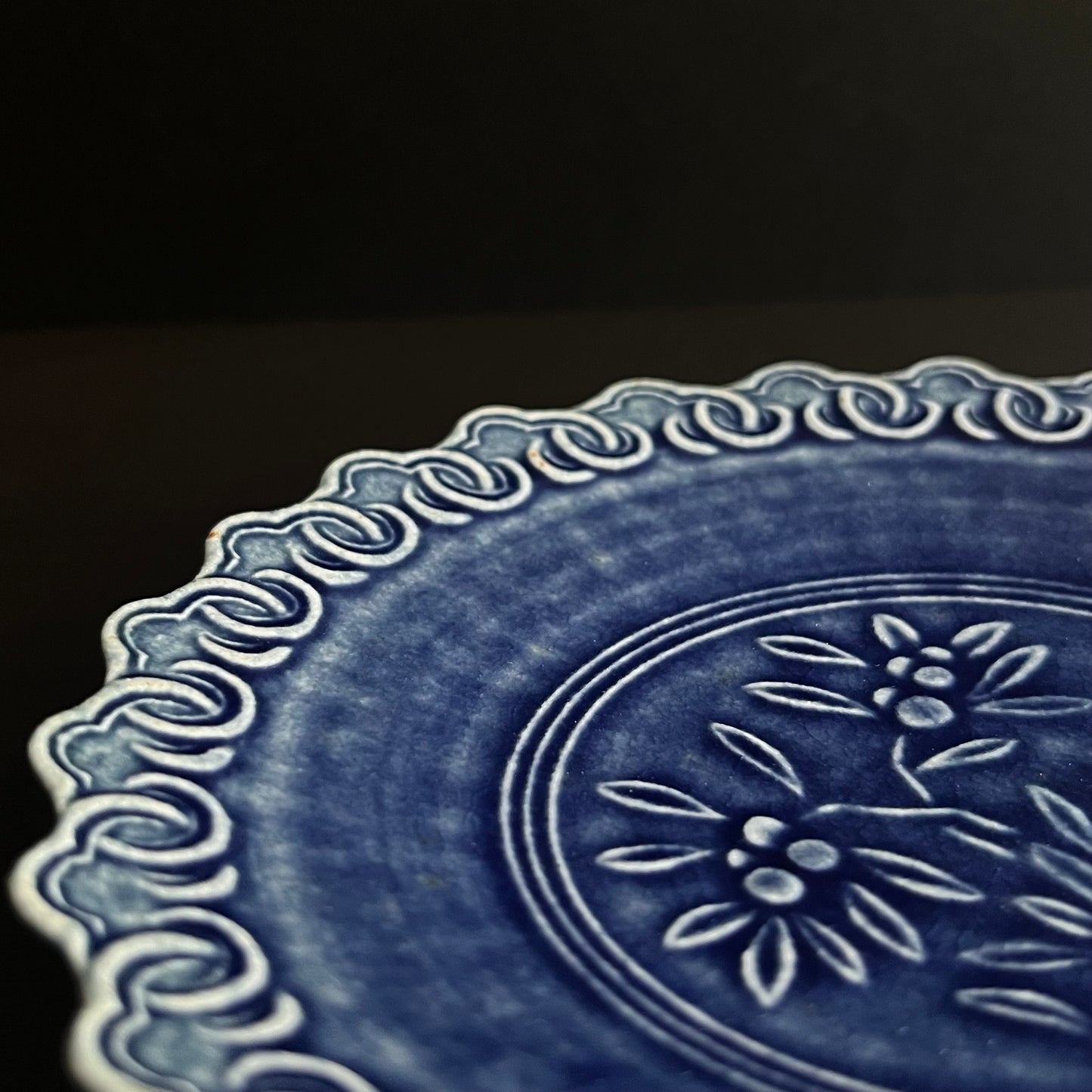 瑠璃釉ビワ文輪花皿