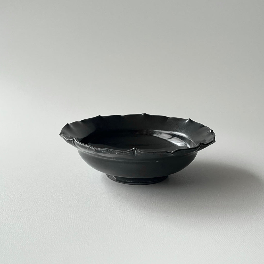 黒釉輪花向附