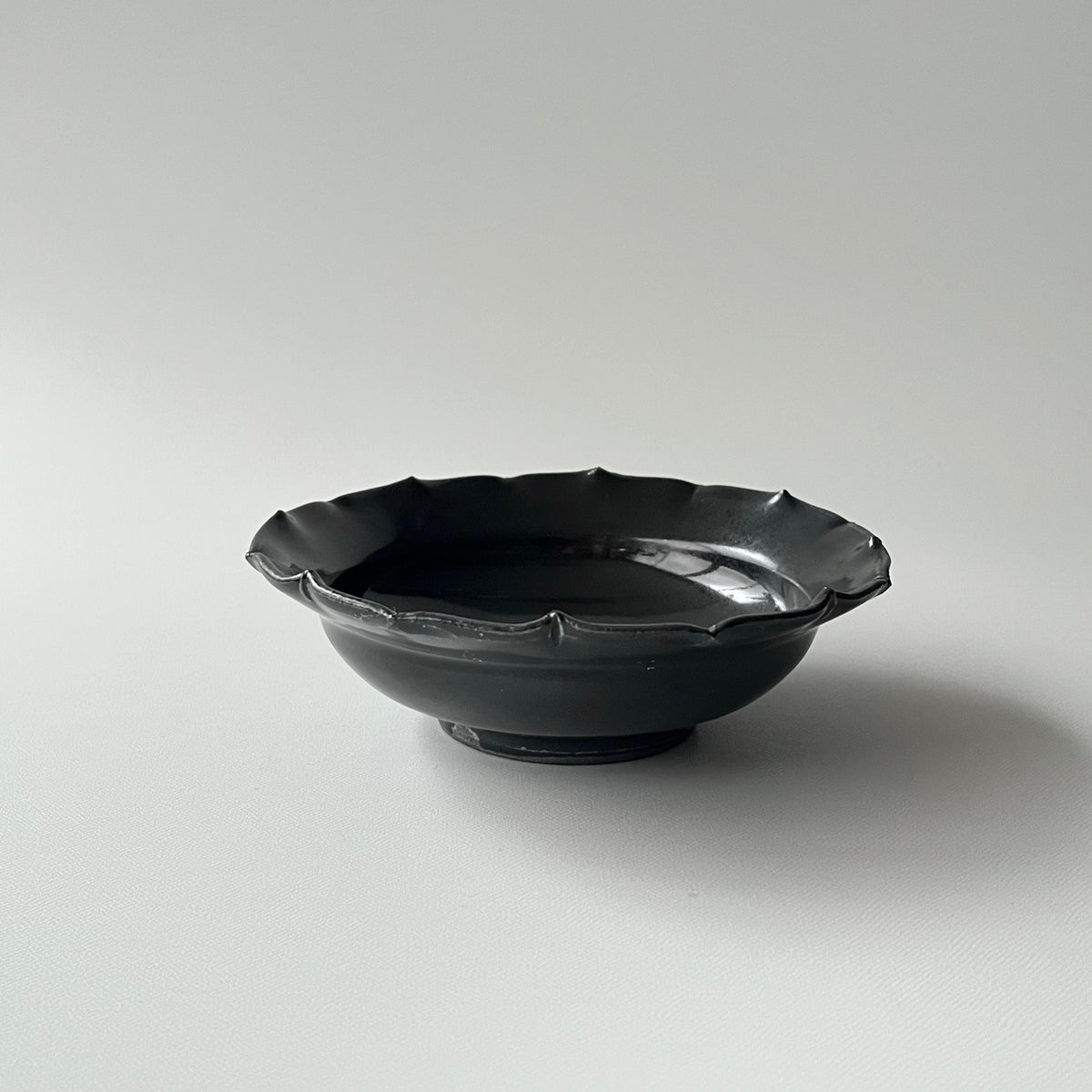 黒釉輪花向附