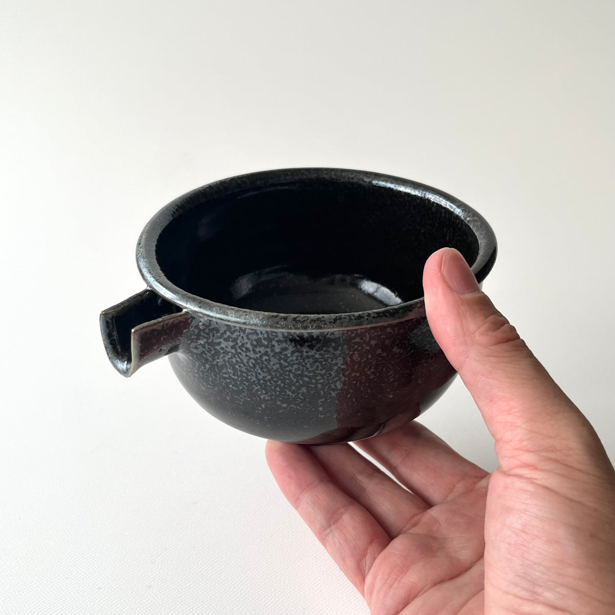 黒釉片口
