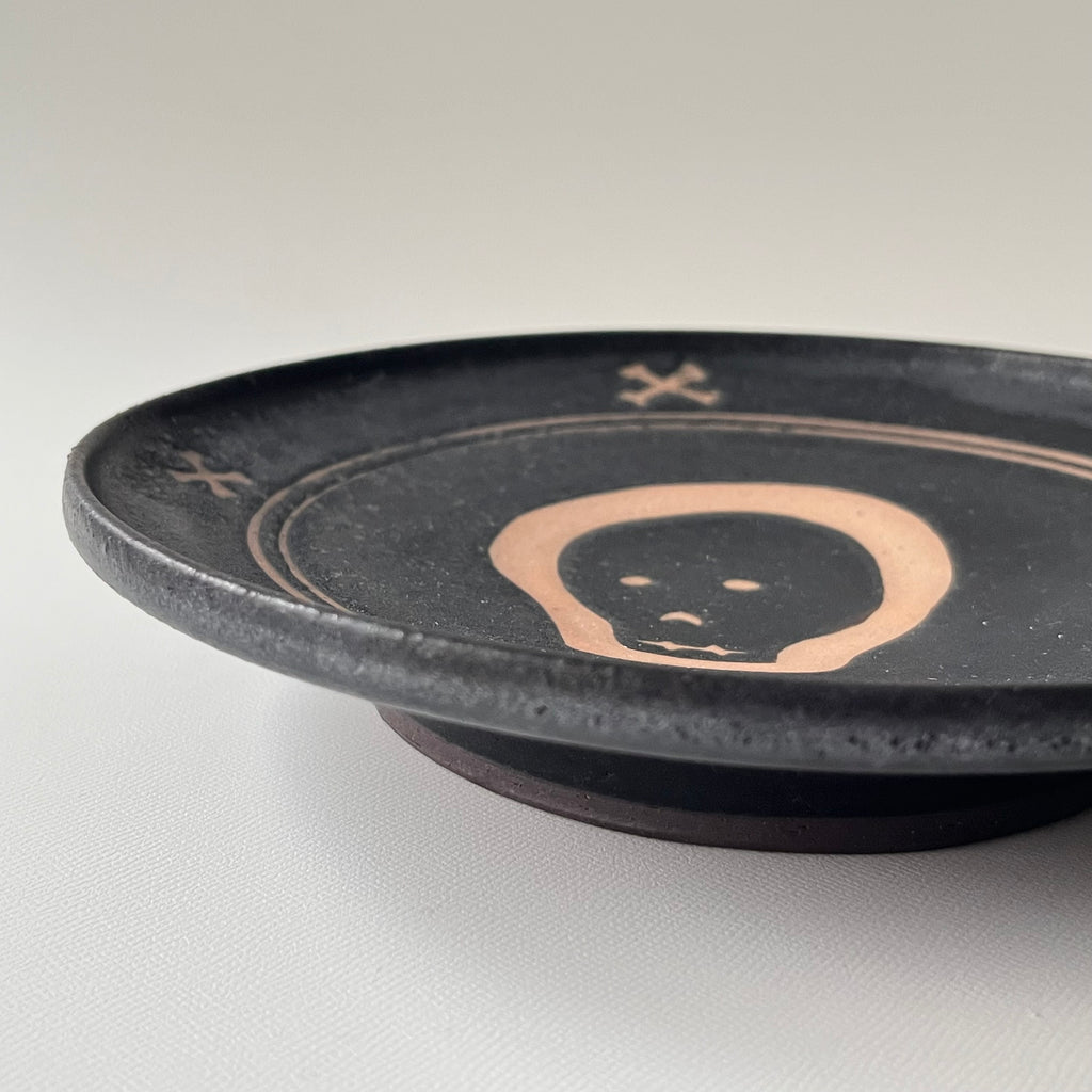 白線文様黒釉皿