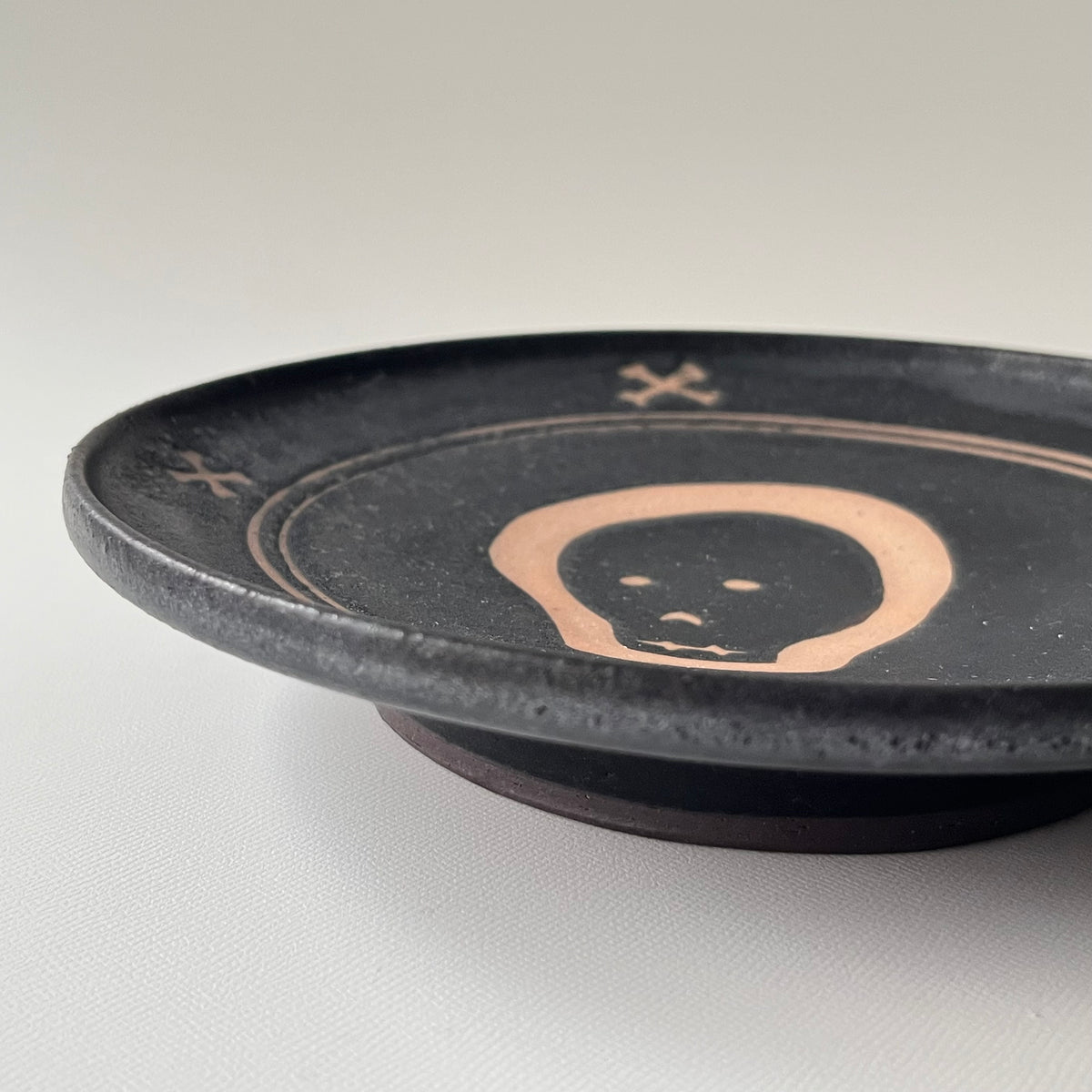 白線文様黒釉皿