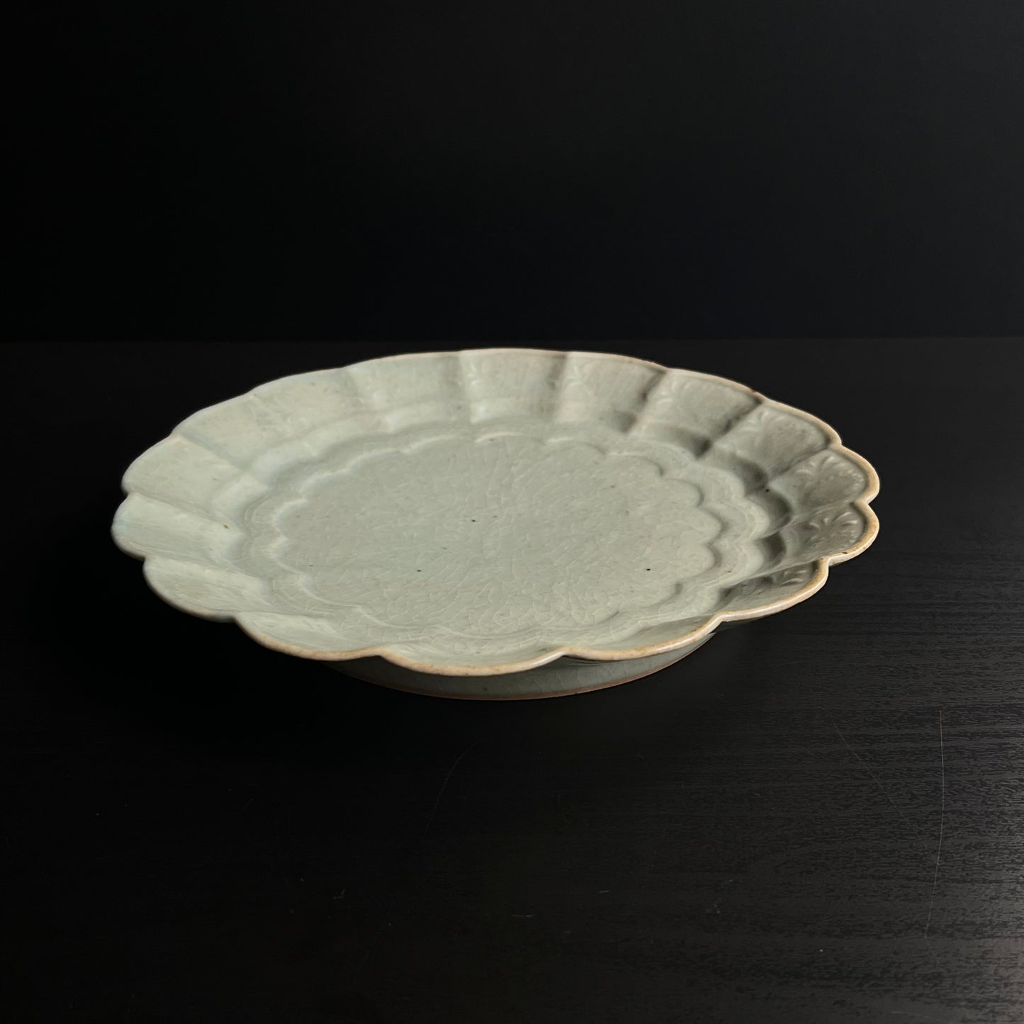 青磁花文菊平皿（大）