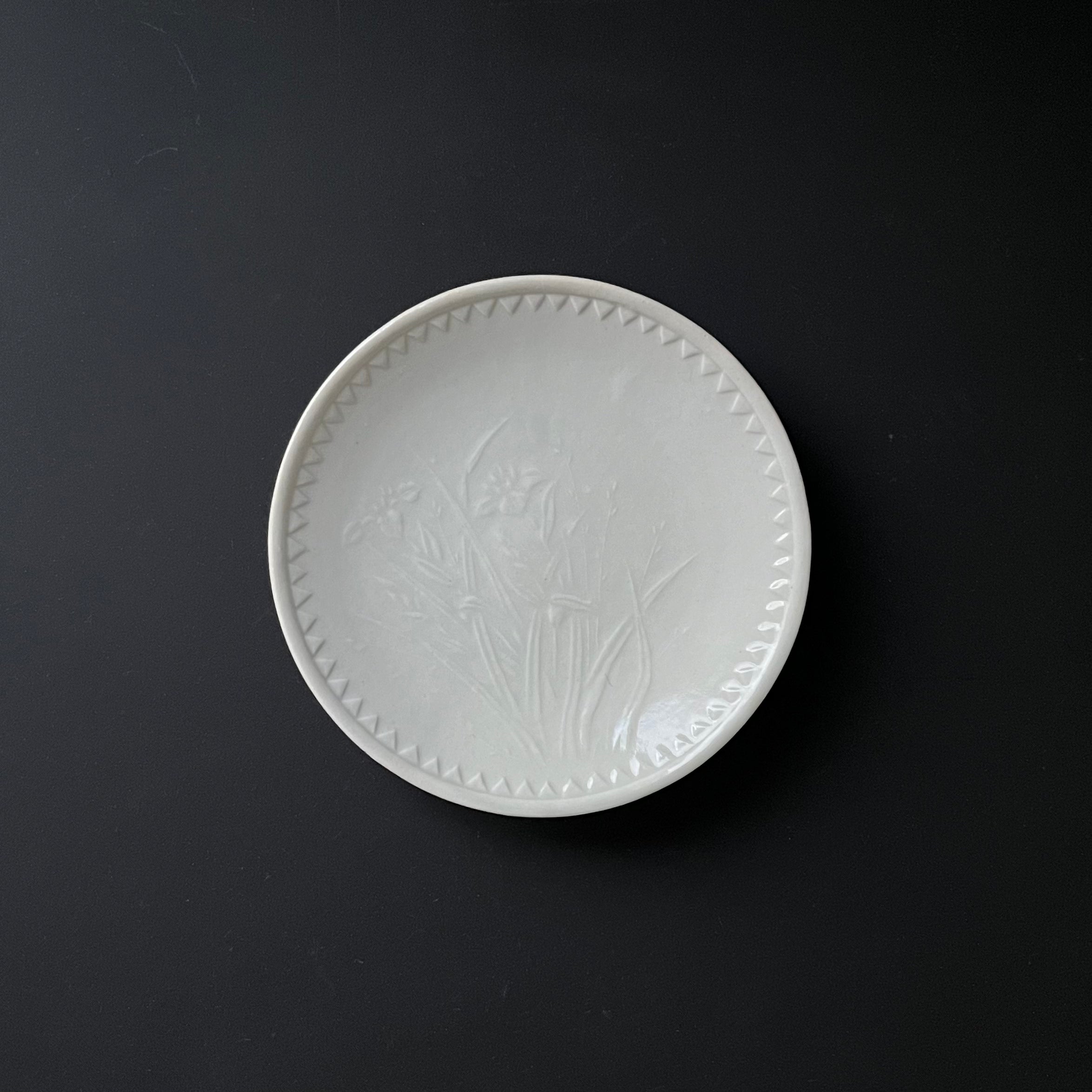 白磁菖蒲文皿 - dandeliOn