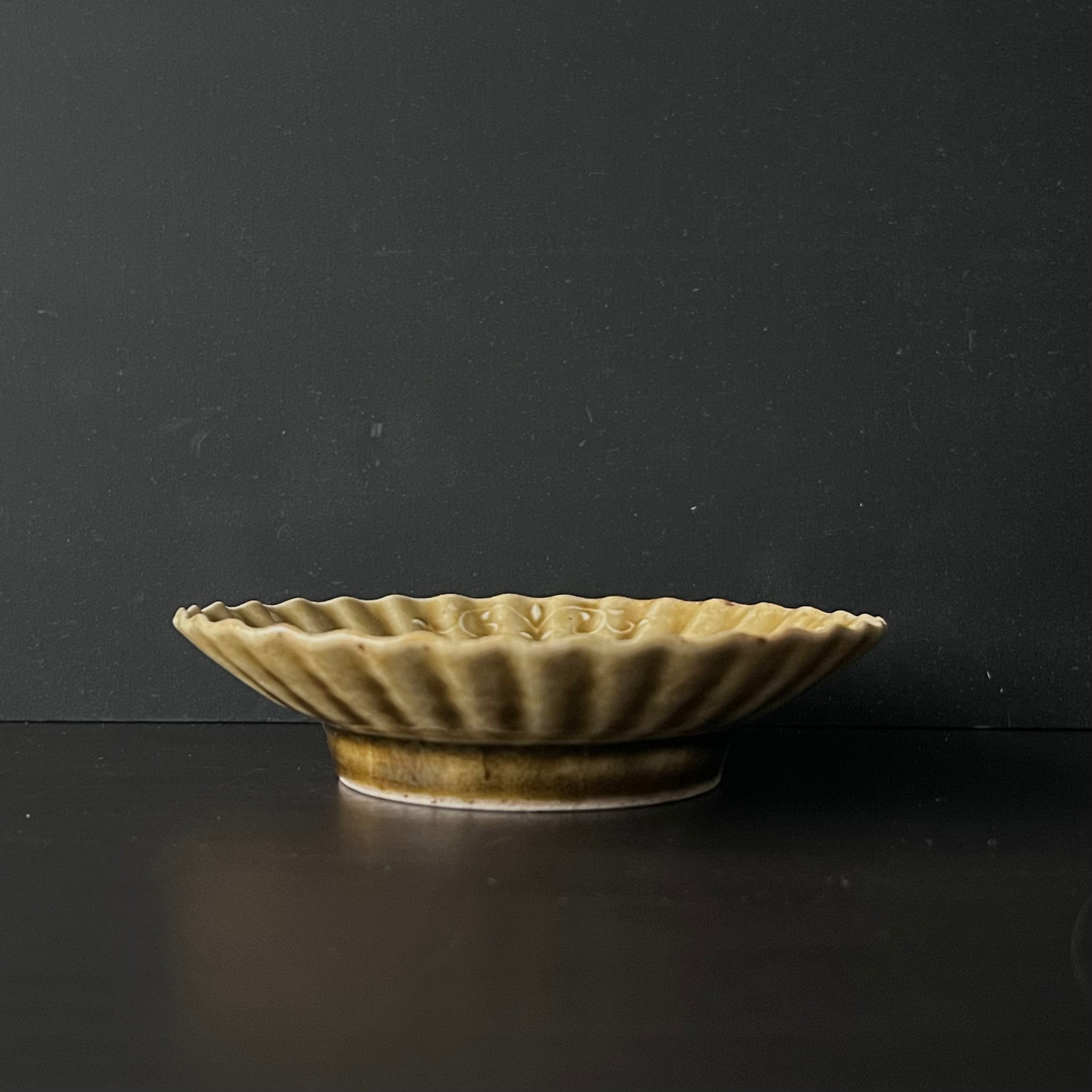 灰釉輪花小皿 - dandeliOn