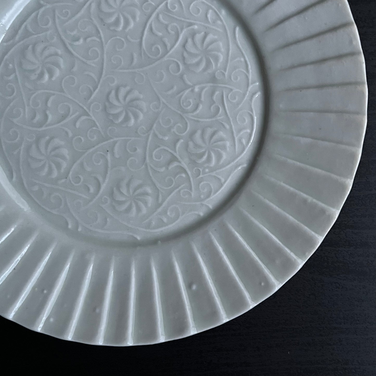 白磁草花文輪花皿