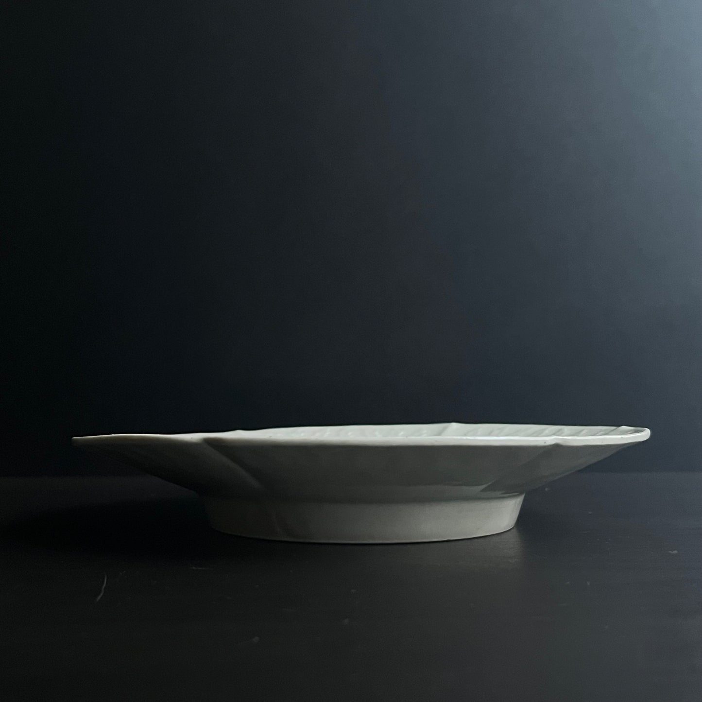 白磁陽刻輪花皿