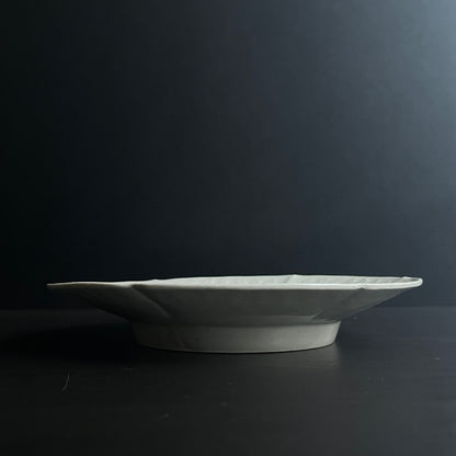 白磁陽刻輪花皿