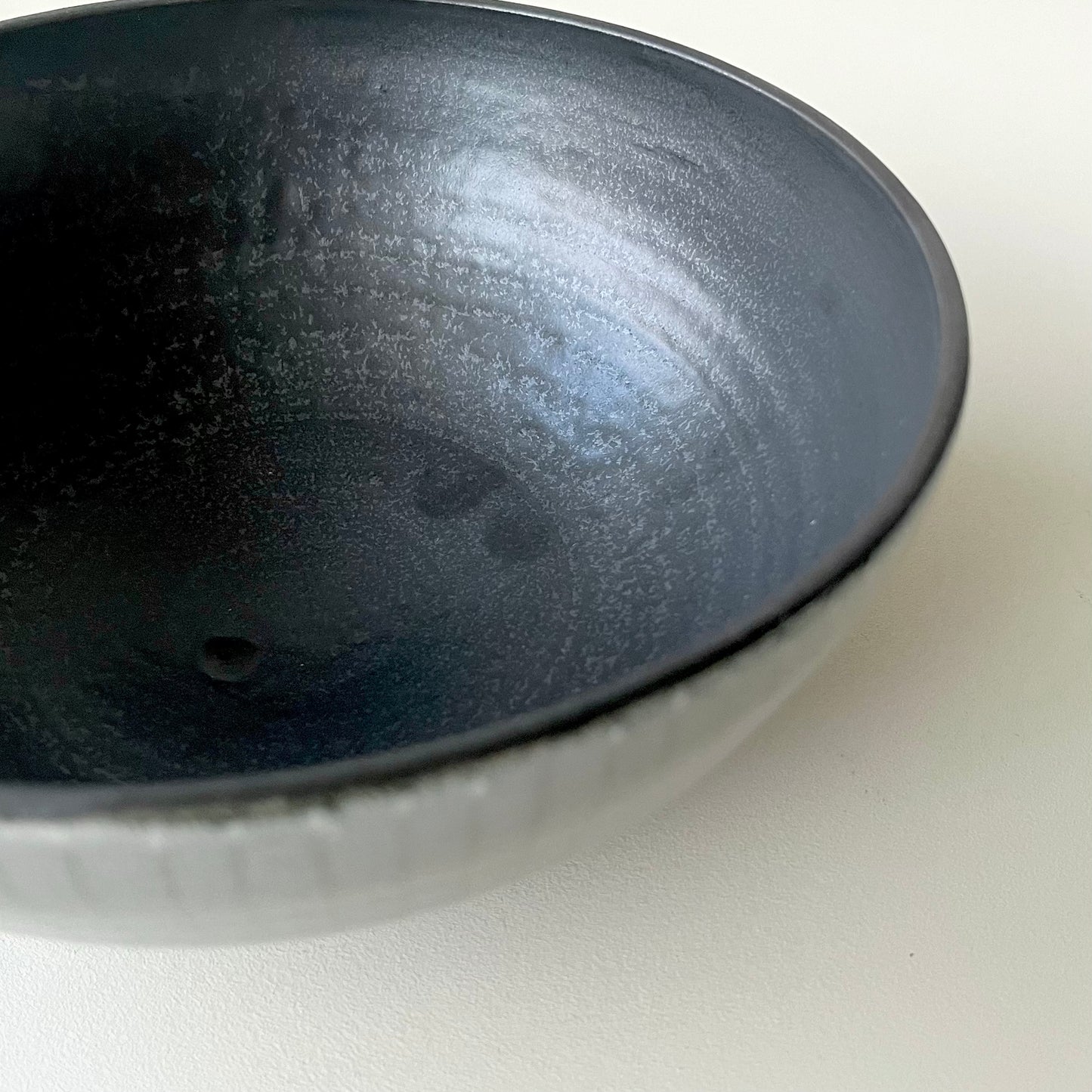 黒釉線彫鉢（大）