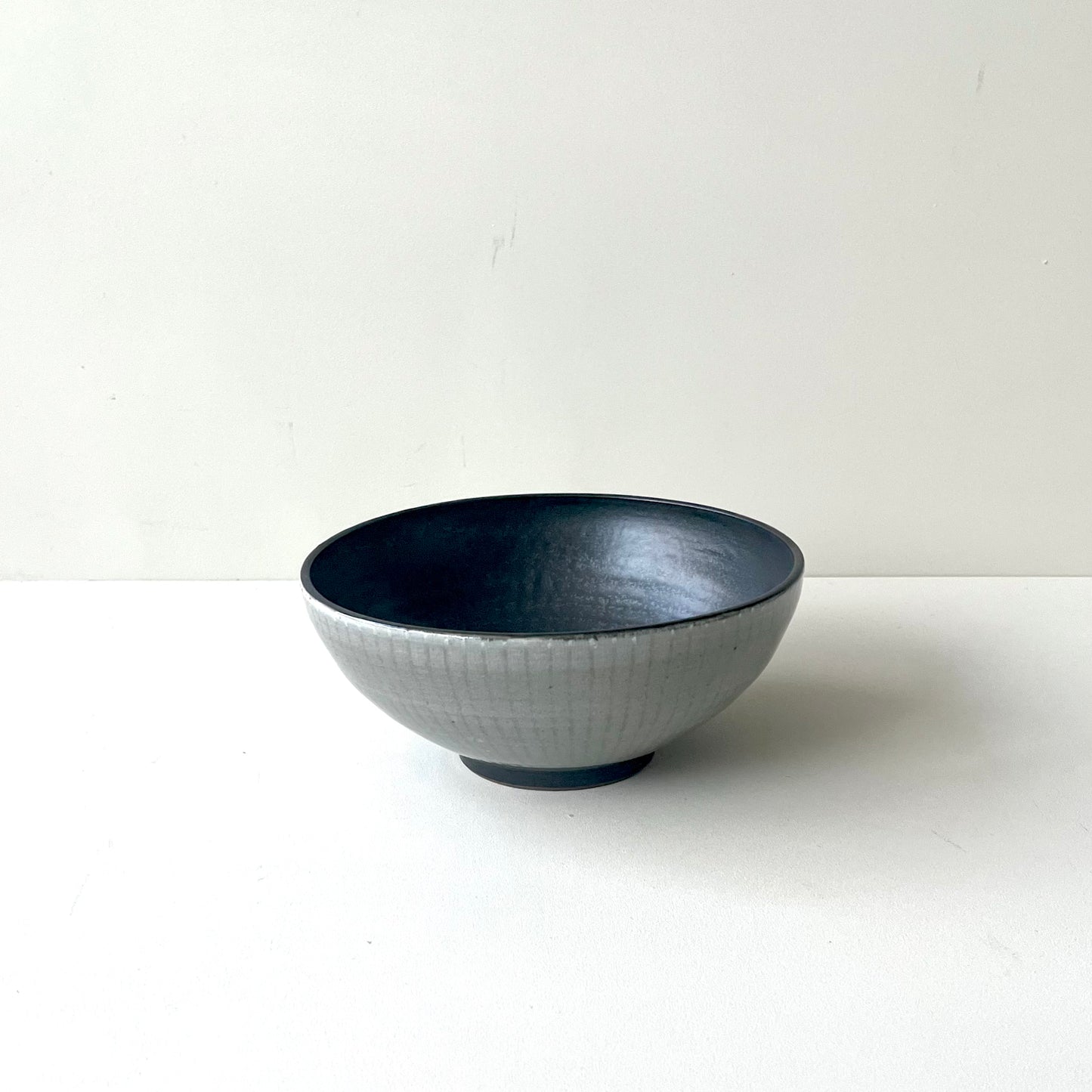 黒釉線彫鉢（大）