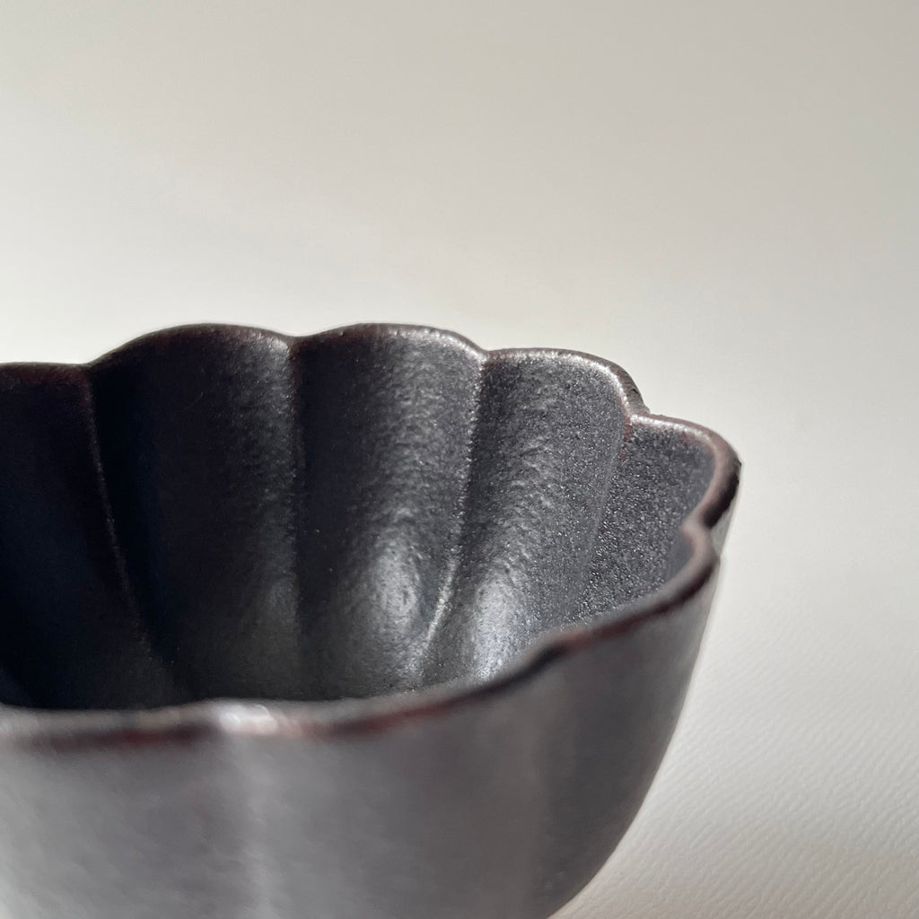 黒釉菊小鉢